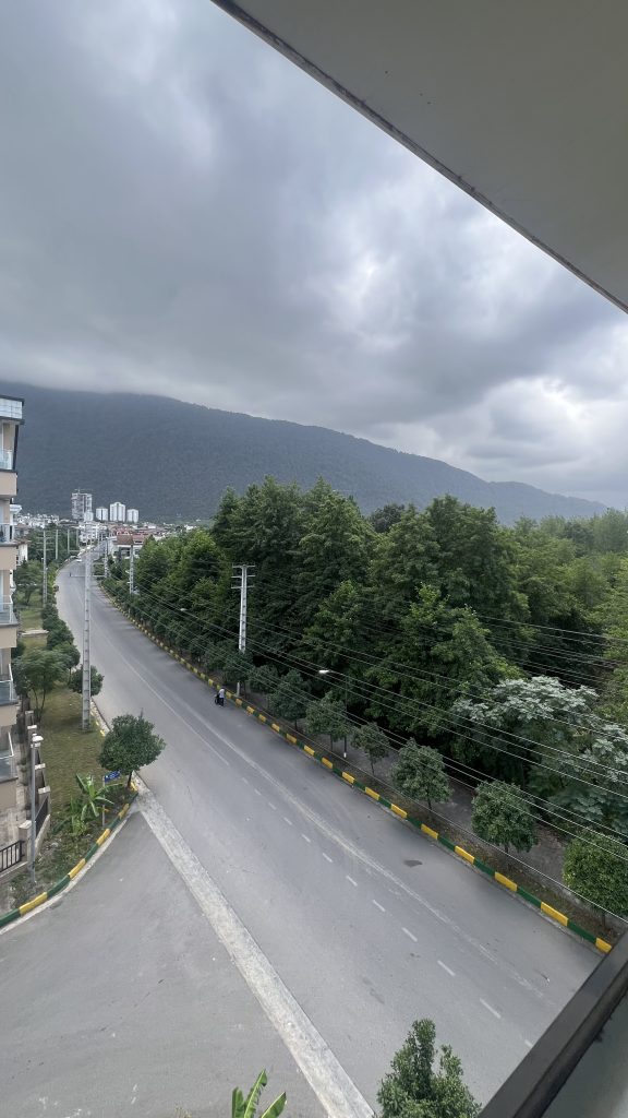 چشمانداز جاده و جنگل از آپارتمان ۱۳۰ متری نمکآبرود
