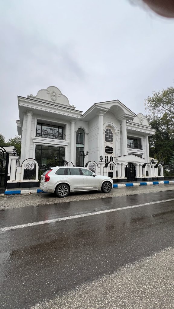 عمارت نوساز امیردشت با ۱۲۴۰ متر زمین و پنج خواب مستر